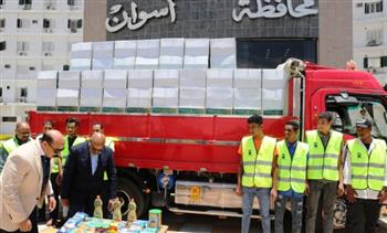   محافظ أسوان يتفقد قافلة مساعدات المواد الغذائية من وزارة الأوقاف