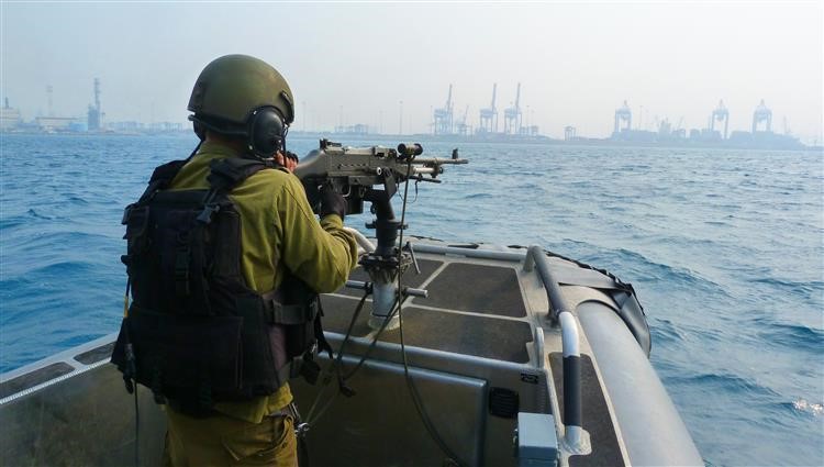 بحرية الاحتلال الإسرائيلي تستهدف الصيادين في بحر غزة