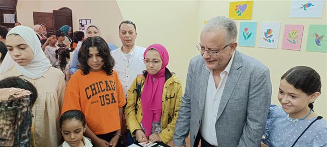 رئيس قطاع الفنون التشكيلية يشارك أطفال ونشء راتب صديق ختام النشاط الصيفي  