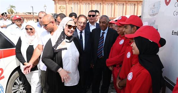 وزيرة التضامن تتفقد نقطة الخدمات الإنسانية للهلال الأحمر أمام محطة قطارات أسوان