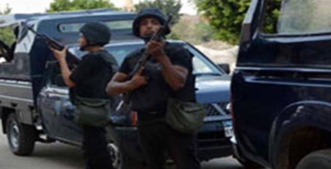 هارب من ٥ قضايا وادعى على الفيس بوك اقتحام الشرطة لمنزله