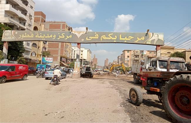 محافظ الغربية يتابع كشط طبقة الأسفلت القديمة بشارع الجيش تمهيدا لرصفه