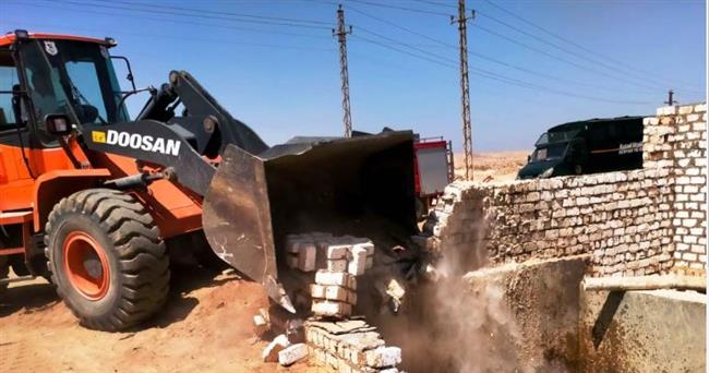 محافظ المنيا يوجه بإزالة تعديات البناء على الأرض الزراعية وأملاك الدولة