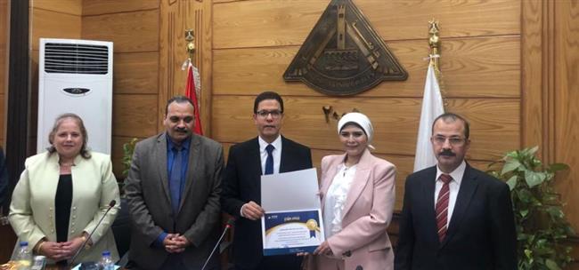 مجلس جامعة بنها يكرم المشرف العام على مركز الطبع والنشر والتوزيع بالجامعة 