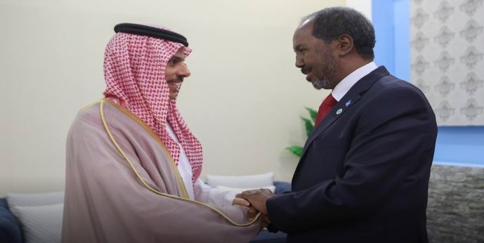 بحث سبل تعزيز العلاقات الثنائية بين السعودية والصومال