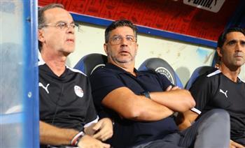 فيتوريا يحضر مباراة الزمالك وبيراميدز في الدفاع الجوي