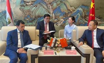   وزير الشباب والرياضة يلتقي رئيس شركة دافينج الصينية