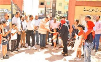 محافظ أسيوط يتابع مع مسئولي الأبنية التعليمية جاهزية المدارس للعام الدراسي الجديد