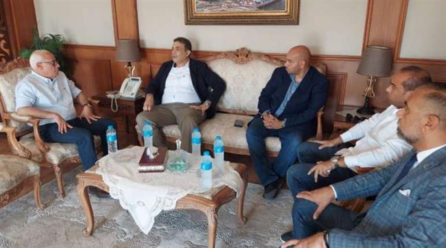 محافظ بورسعيد يبحث مع وفد شركة عالمية لمراكز الاتصال سبل التعاون