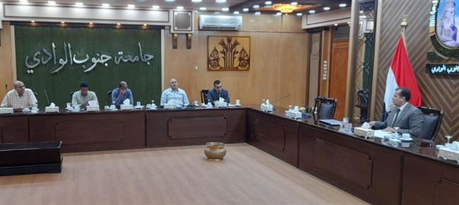 رئيس جامعة جنوب الوادي يناقش المنح الدراسية لطلاب الجامعة الأهلية
