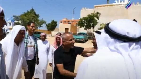 أهالي شمال سيناء يستقبلون أحمد موسى بالأحضان.. فيديو