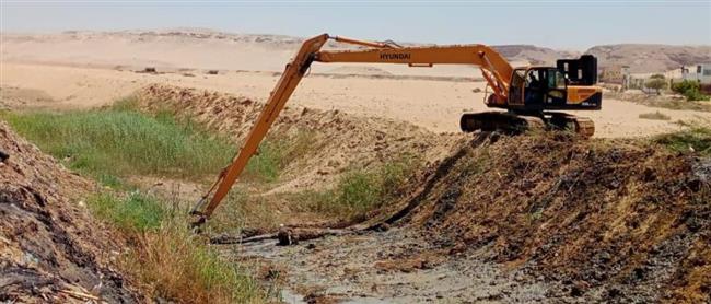 محافظ أسيوط يوجه بتكثيف المرور على مخرات السيول وتطهيرها 