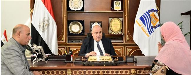 محافظ قنا يستأنف استقبال المواطنين بمكتبه لبحث شكواهم