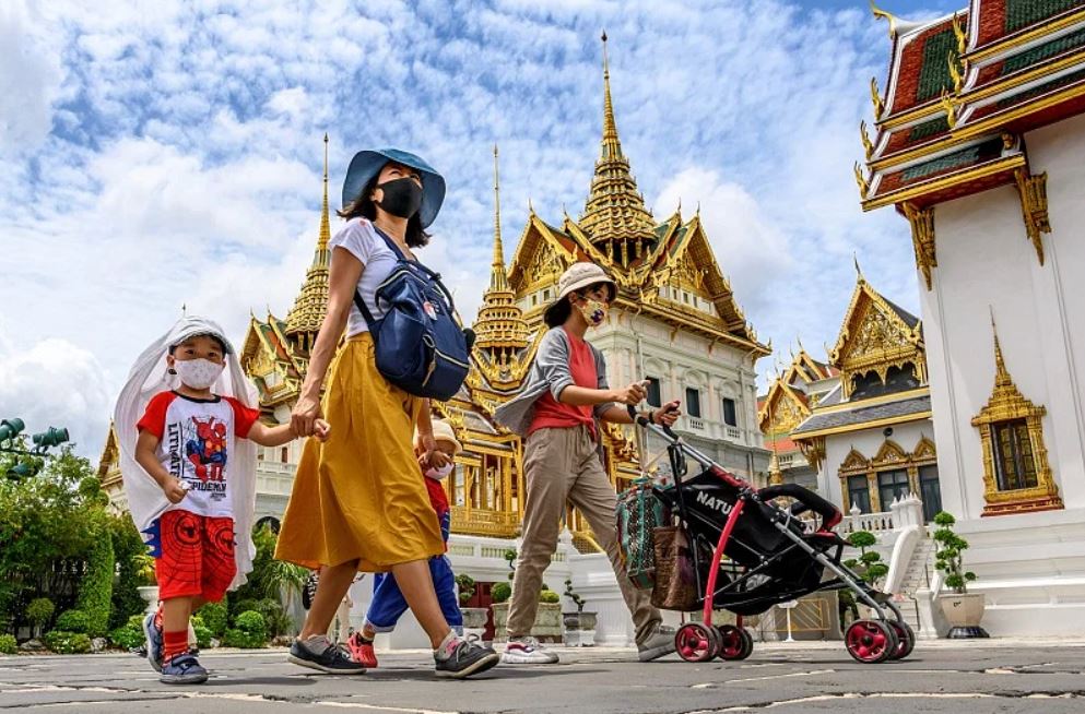 رئيس وزراء تايلاند يستقبل الدفعة الأولى من السائحين الصينيين "بدون تأشيرة"