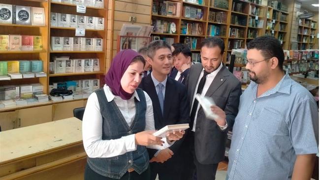 وفد صيني رسمي يزور مكتبة "دار المعارف" بالإسكندرية.. ويبدي إعجابه بكتب طه حسين