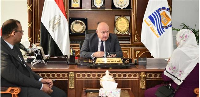 محافظ قنا يستقبل 73 مواطنا بمكتبه لبحث شكواهم