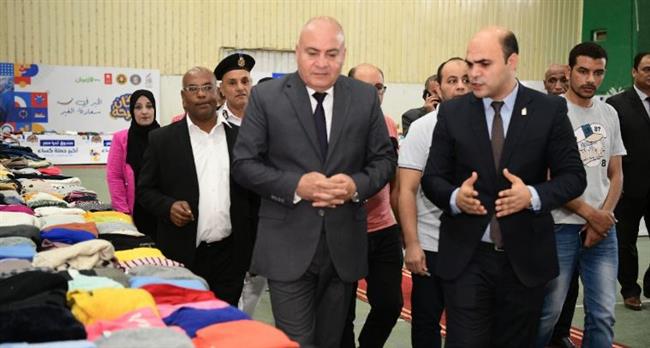 يوفر 20 ألف قطعة ملابس.. محافظ قنا يفتتح معرض كساء للأسر الأولى بالرعاية 