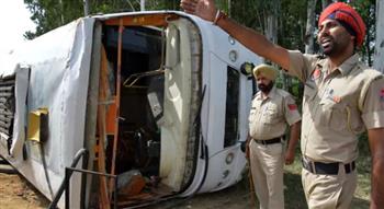   الهند: إصابة 39 شخصا إثر اصطدام حافلتهم بشاحنة في ولاية ماديا براديش