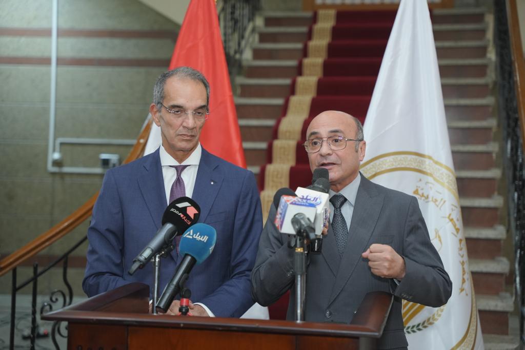 وزيرا العدل والإتصالات يطلقان وحدة إصدار وثائق وزارة العدل