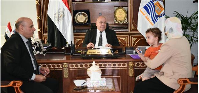 محافظ قنا يستقبل 50 مواطنا فى مكتب الأوجاع