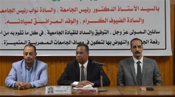 «جاهزون للعام الجامعى الجديد» .. عميد حقوق جنوب الوادى يجتمع بأفراد الجهاز الإداري 