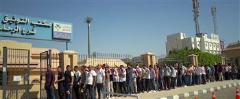   اصطفاف طوابير المواطنين بالرحاب أمام مكاتب التوثيق لدعم السيسي فى الانتخابات الرئاسية