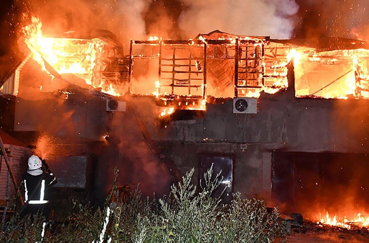 روسيا تقصف مجمعات سكنية بالمدفعية في منطقة ميكولايف