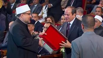 وزير الأوقاف يهدي الرئيس السيسي نسخة من موسوعة الثقافة الإسلامية