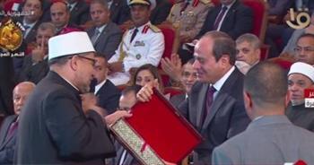 وزير الأوقاف يهدي الرئيس السيسي موسوعة الثقافة الإسلامية احتفالا بالمولد النبوي الشريف