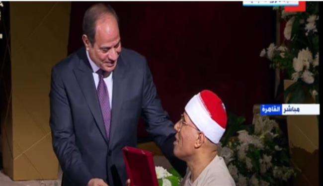 الرئيس السيسي يكرم عددا من العلماء والأئمة والقراء خلال احتفالية المولد النبوي