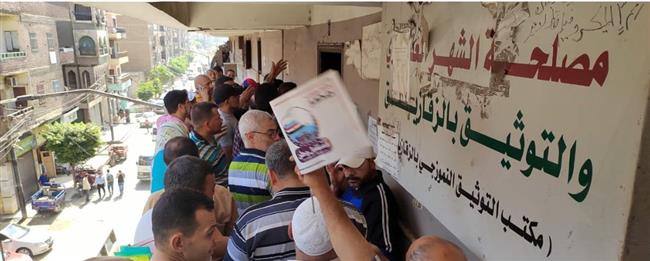 مواطنون الشرقية يحتشدون أمام مكاتب الشهر العقاري لتحرير توكيلات دعم للرئيس السيسي
