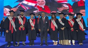 الرئيس السيسي يكرم أوائل خريجي الجامعة البريطانية 