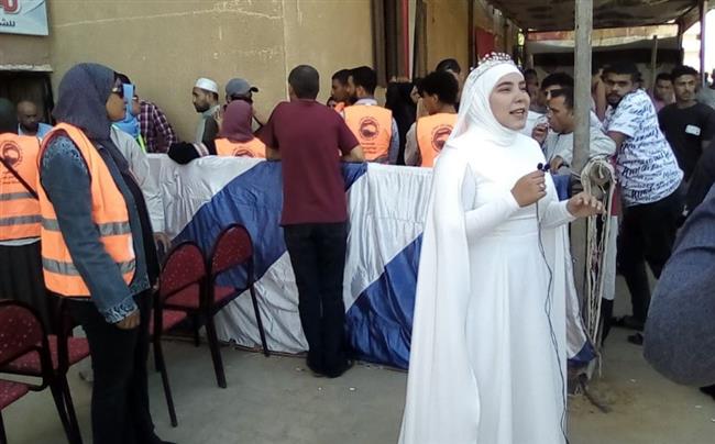 بالصور| اليوتيوبر سمر نديم من أمام مكتب الشهر العقاري تدعوا لتأيد السيسي 