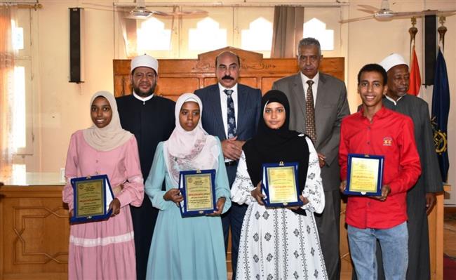 محافظ أسوان يكرم أوائل الطلبة والطالبات بالشهادات الأزهرية المختلفة 