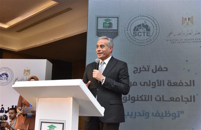 وزير العمل يشارك في ملتقى توظيف وحفل تخريج الدفعة الأولى من الجامعات التكنولوجية