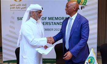   رئيس "كاف" يوقع مذكرة تفاهم مع رئيس اتحاد الخليج لكرة القدم