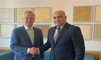 سفير مصر لدى أمستردام يلتقي وزير الهجرة الهولندي لبحث التعاون