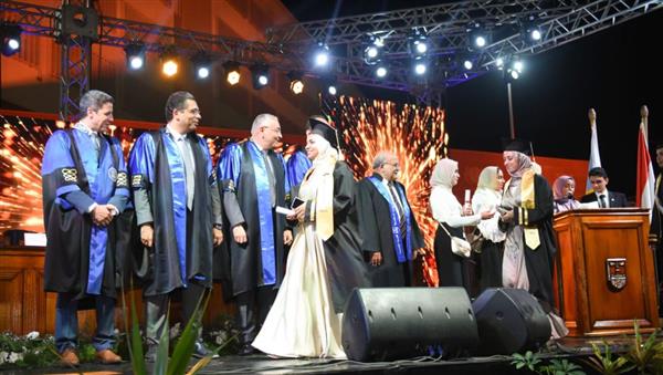 رئيس جامعة الإسكندرية يشهد حفل تخريج الدفعة 77 بكلية الهندسة