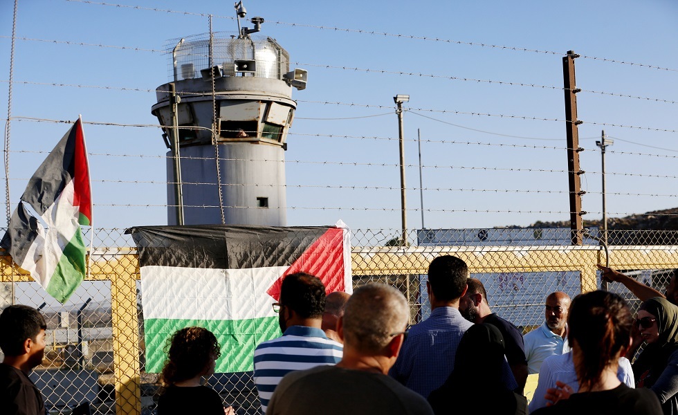 رد جماعي من "الأسرى الفلسطينيين" على إجراءات العزل في سجن "عوفر" الإسرائيلي