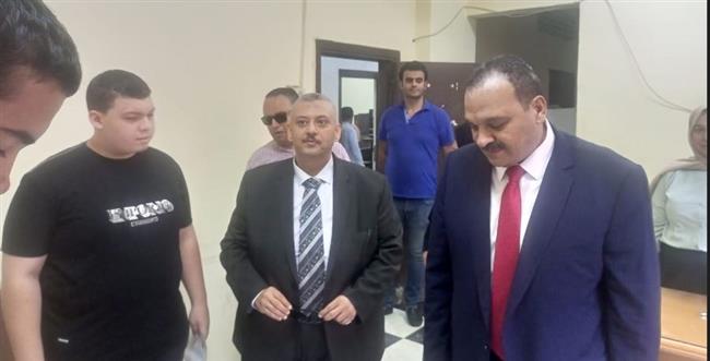 نائب رئيس جامعة بنها يتفقد إجراءات الكشف الطبي على الطلاب الجدد