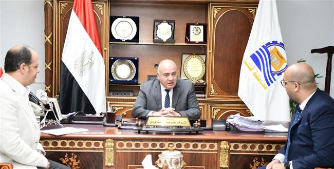 محافظ قنا يستقبل وكيل وزارة الصحة والسكان الجديد بمكتبه