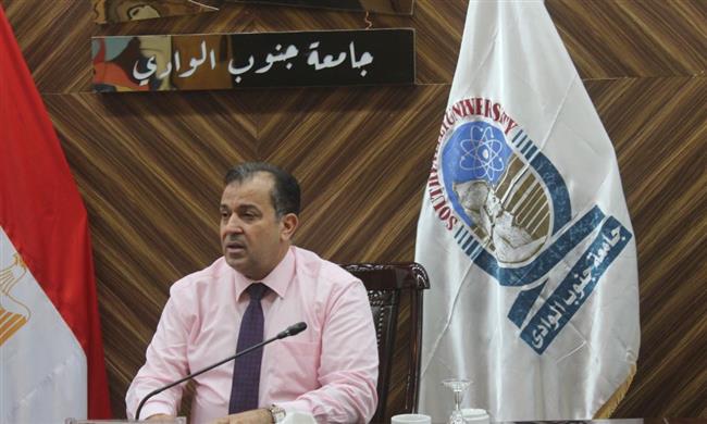 "عكاوي" يجتمع بمنسقي برامج جامعة جنوب الوادي الأهلية| صور