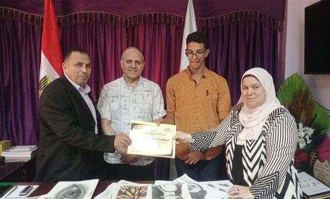 وكيل تعليم كفر الشيخ يكرم "مبدع" بمركز الموهوبين