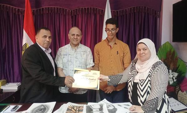 وكيل تعليم كفر الشيخ يكرم "مبدع" بمركز الموهوبين