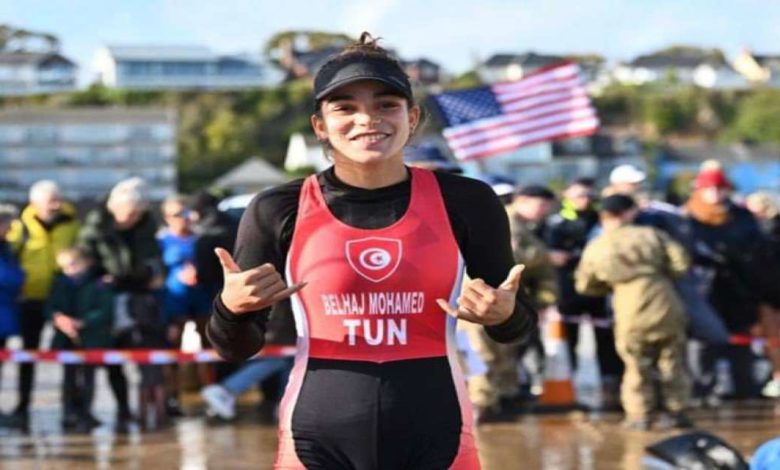 التونسية هالة بلحاج محمد تتوج ببطولة العالم في سباق التجديف الشاطئي تحت 19 سنة