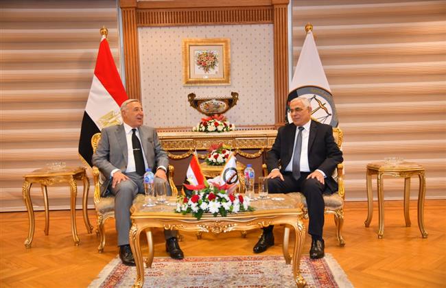 النائب العام ورئيس الدستورية العليا يؤكدان أهمية التعاون بين الجانبين