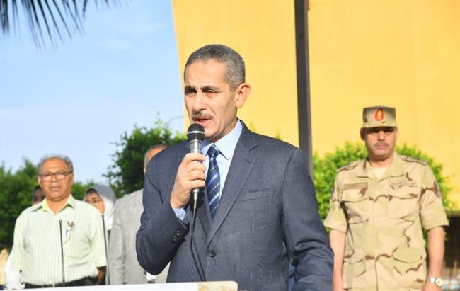 محافظ الغربية يشارك الطلاب الطابور المدرسي وتحية العلم مشجعالهم كرمزودليل الولاء والانتماء