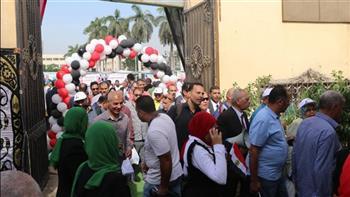 بالصور| توافد آلاف المعلمين لمقر مؤتمر تأييد الرئيس السيسي بنقابتهم