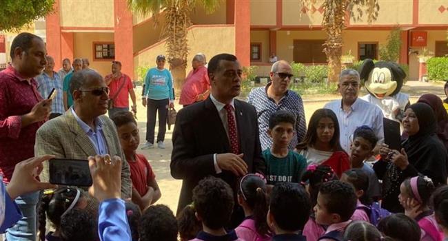 "تعليم قنا" يشارك تلاميذ مدرسة ناصر الإبتدائية طابور الصباح في أول يوم دراسي