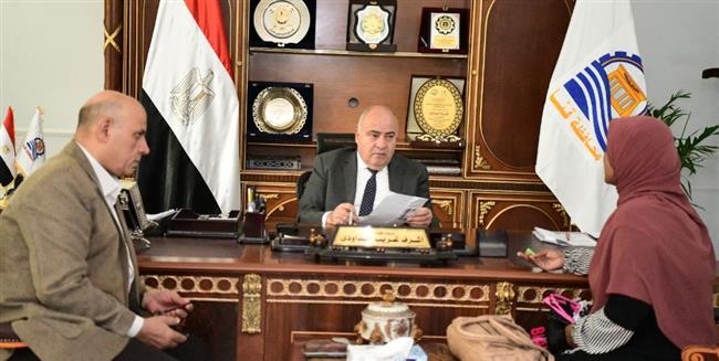 محافظ قنا يستقبل 86 مواطنا بمكتبه لبحث شكواهم